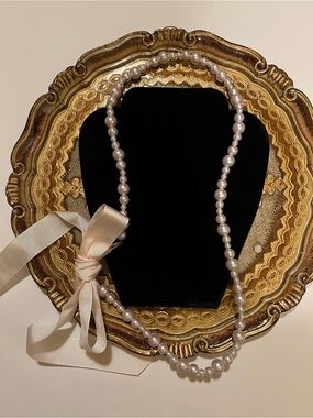 WOMEN’S FAUX PEARL NECKLACE.